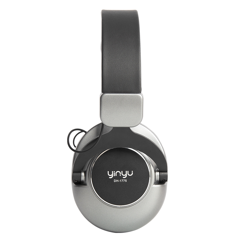 Closed back studio headphones