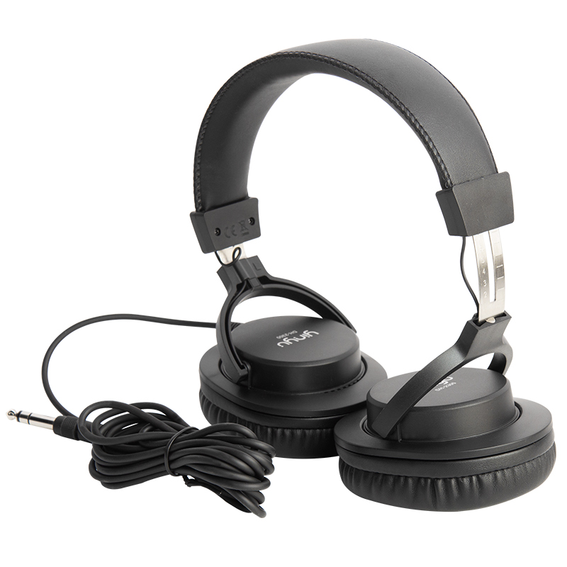 Noise cancelling studio headphones